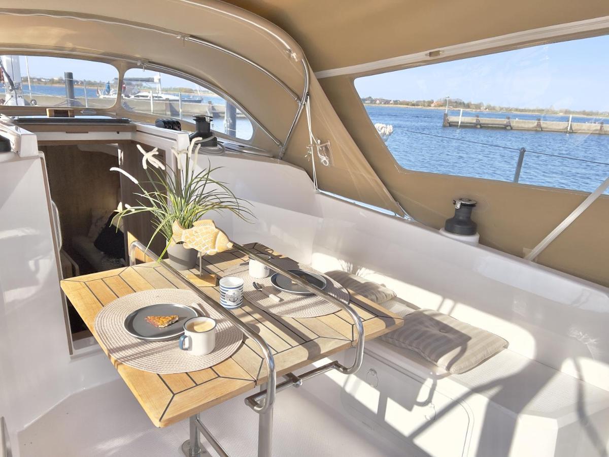 Hotel Hausboot Segelyacht Nui Burgtiefe auf Fehmarn Exterior foto
